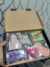 Load image into Gallery viewer, Fiver Friday Wax Melt Shapes Box
